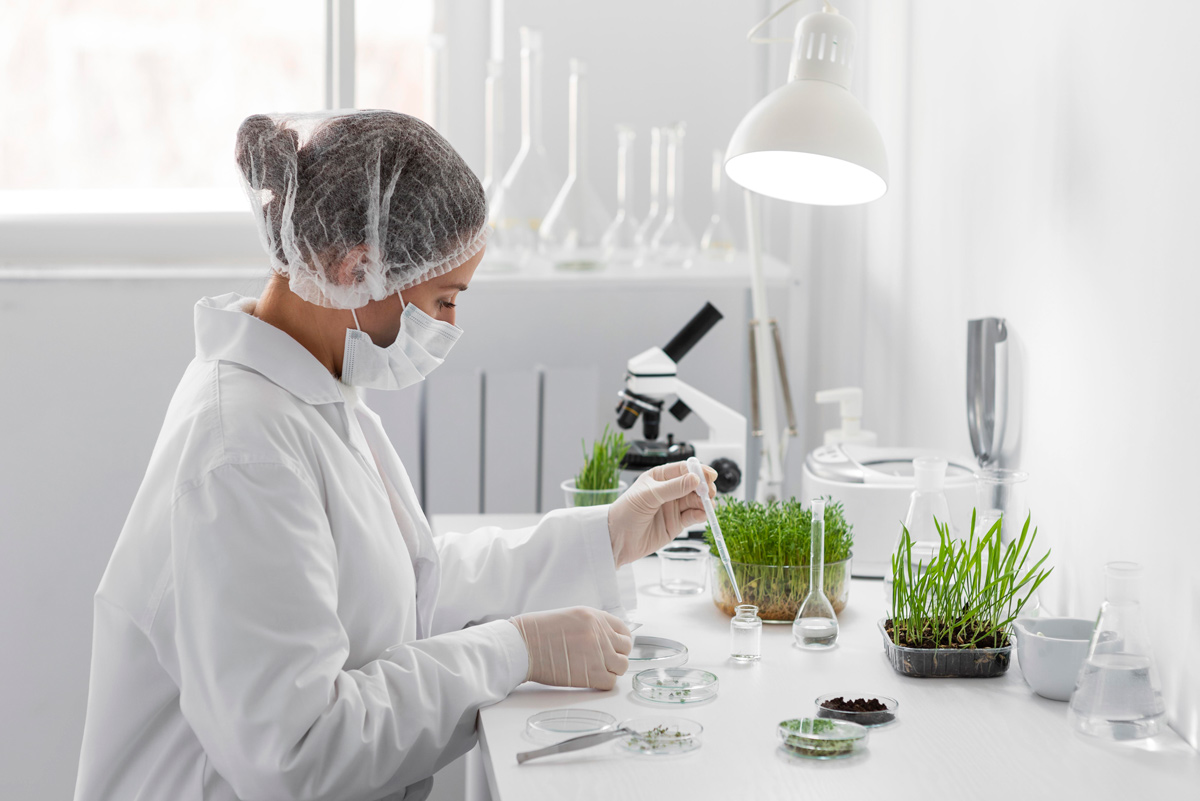一位保健食品生技研發技術人員正在實驗室進行保健食品原料植物類萃取濃縮的研發